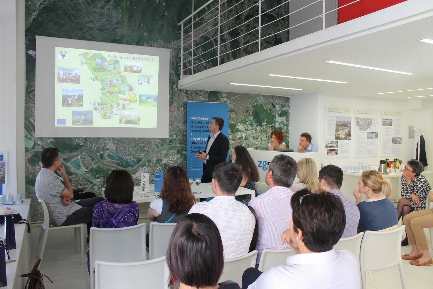 The picture shows the presentation held for the members of the Moldovan delegation.